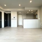 【リビング】 LDKは約14.0帖の広さがあります。対面式のカウンターキッチンなので空間に広がりを感じます。南向きのなので日当たりも風通しも良好。快適にお過ごしいただけます。
