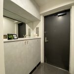 【玄関】 大型のシューズボックスがある玄関なので、ご家族皆さんの靴を収納していただけます。