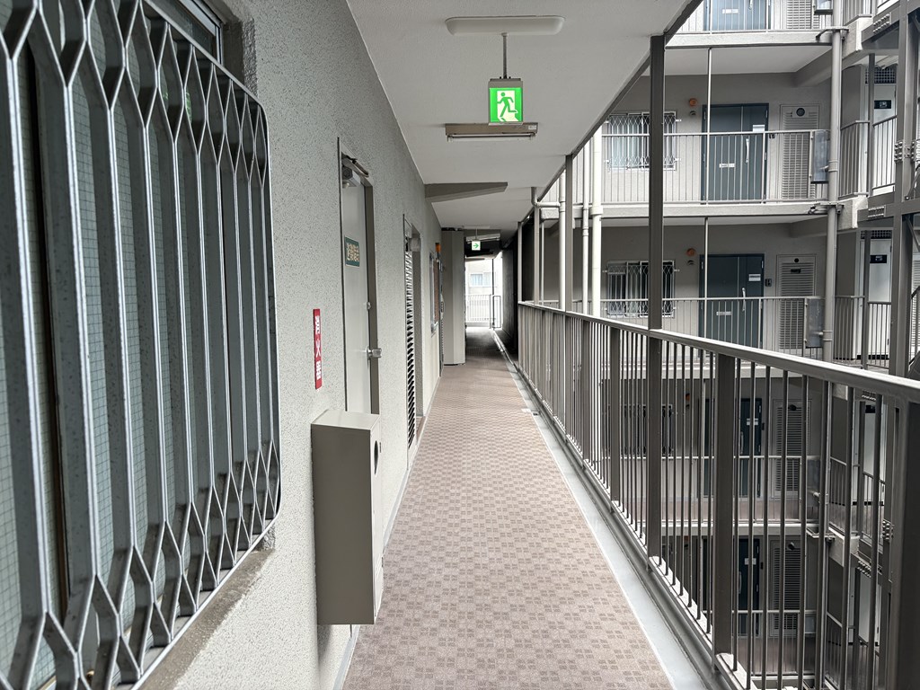 【外廊下部分】 明るくて広さのある外廊下の様子です。