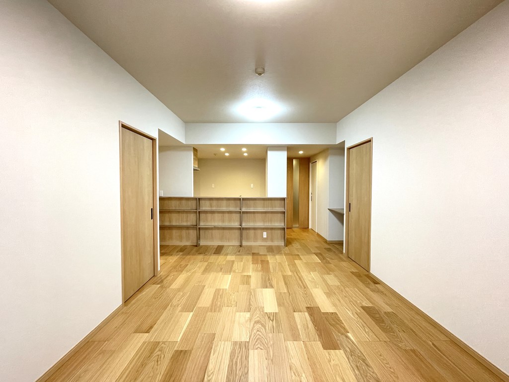 【現地】 駅徒歩園内のペットと暮らせる(細則有)マンション。専有面積が80平米以上ある南向きの3LDKのお部屋。オートロックシステム、宅配ボックス完備。お気軽にお問い合わせください。