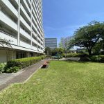 【プレイロット】 敷地内にある公園。緑の芝生も綺麗に手入れされていて管理体制の良さが伺えます。遊具もあるので小さなお子様のお遊び場所にもいい感じです。