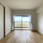 【洋室】 洋室は3部屋あります。全てのお部屋にウォークインクローゼットが完備。室内廊下部分には納戸もあります。豊富な収納が考えられたリノベーションがされています。是非ともお問合せ下さい。