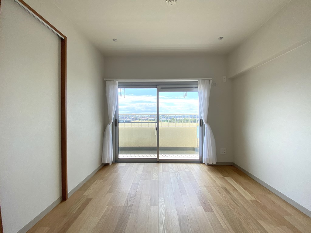 【洋室】 洋室は3部屋あります。全てのお部屋にウォークインクローゼットが完備。室内廊下部分には納戸もあります。豊富な収納が考えられたリノベーションがされています。是非ともお問合せ下さい。