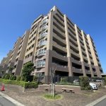 【外観】 植栽が美しく整えられたレクセルマンション南柏。管理体制の良さがうかがえます。駐輪場とバイク置き場は無料で利用可能です。