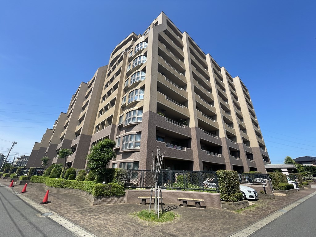 【外観】 植栽が美しく整えられたレクセルマンション南柏。管理体制の良さがうかがえます。駐輪場とバイク置き場は無料で利用可能です。