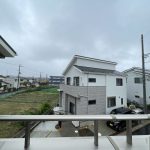【バルコニーからの眺望】 整備された区画なので隣家との距離もしっかりと保たれています。