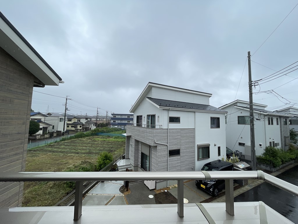 【バルコニーからの眺望】 整備された区画なので隣家との距離もしっかりと保たれています。