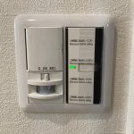 【人感センサー付き照明】 人感センサー付き照明。両手がふさがっていても自動で点灯する玄関は安心です。