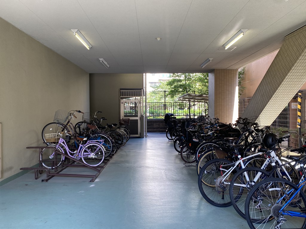 【駐輪場】 駐輪場の様子です。駐輪場は、年額500円になります。空き状況は随時ご確認ください。