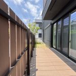 【ウッドデッキ】 庭の部分にはウッドデッキが造作されていて寛げる雰囲気が素敵です。