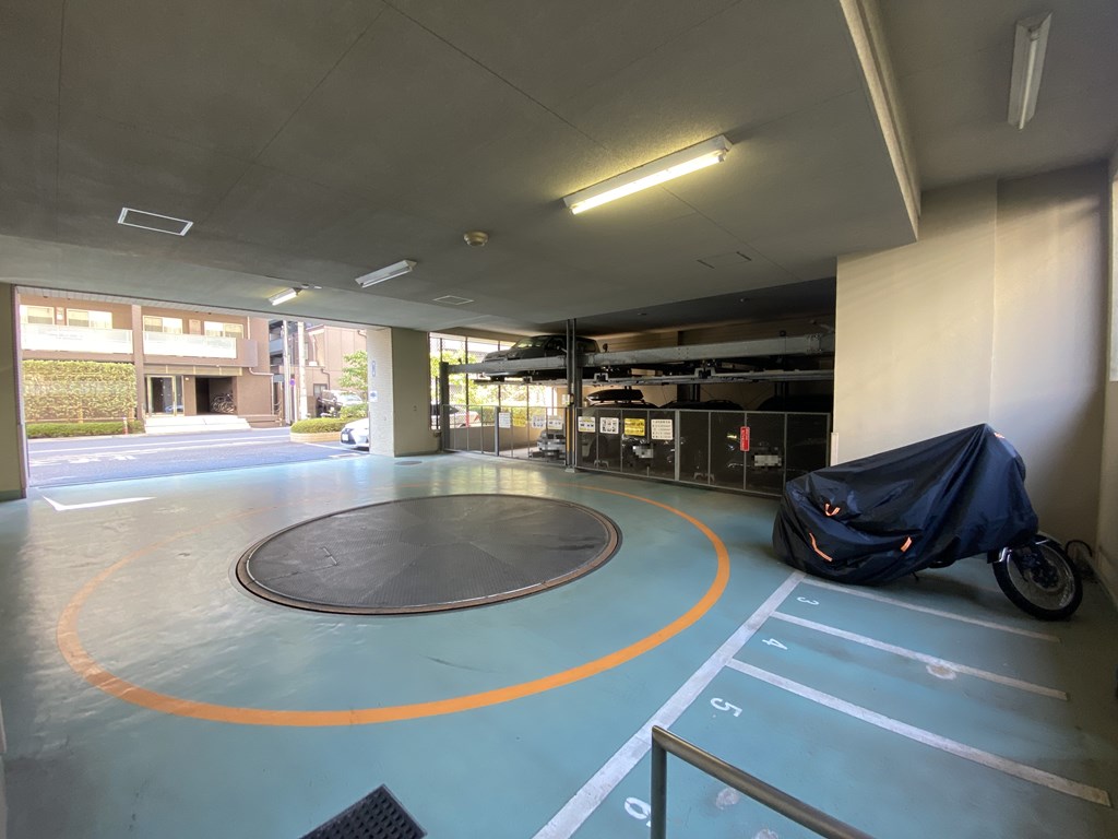 【駐車場】 駐車場の様子です。駐車場は月額25000円～30000円になります。空き状況は随時ご確認ください。