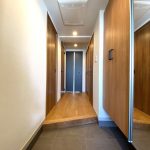 【室内廊下部分】 床材には天然木のブラックチェリーを使用。美しい木目と経年経過とともに深みを増す色味が特徴です。現地で見ていただきたいポイントです。