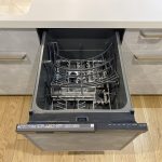 【食洗機】 食洗機は洗浄力、高温の除菌効果、節水効果があります。家事の時短にもなります。