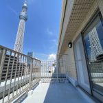 【バルコニー】 スカイツリーが目の前に望めます。隅田川の花火も見ることができます。