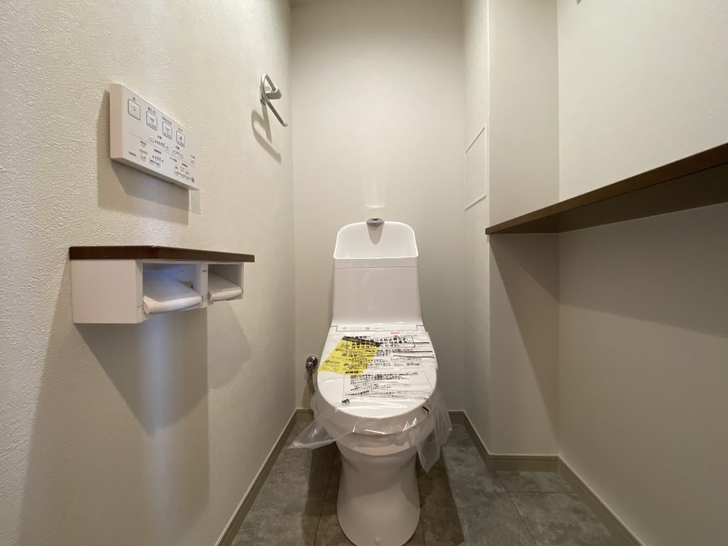 【トイレ】 清潔感のあるトイレはウォシュレット一体型になっています。