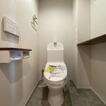 【トイレ】 清潔感のあるトイレはウォシュレット一体型になっています。