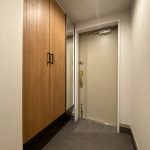【玄関】 大型のシューズボックス完備の玄関。ご家族みなさんの靴を収納できます。