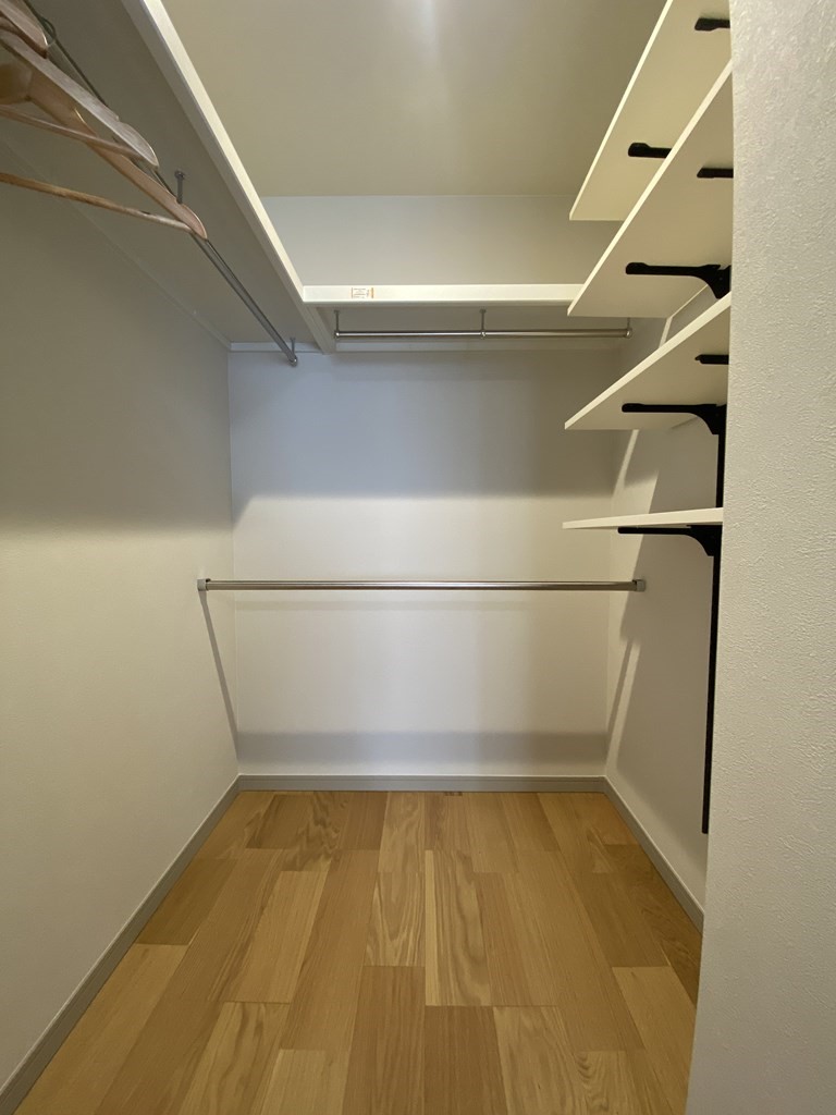 【ウォークインクローゼット】 洋室は4部屋あります。全てのお部屋に収納完備。ウォークインクローゼットもあります。