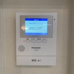 【TVモニター付きインターフォン】 TVモニター付きインターフォンは、訪問者がわかるので、お子様のお留守番や女性にも安心です。