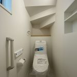 【１階トイレ】 1階のトイレは階段下にプランニングされています。