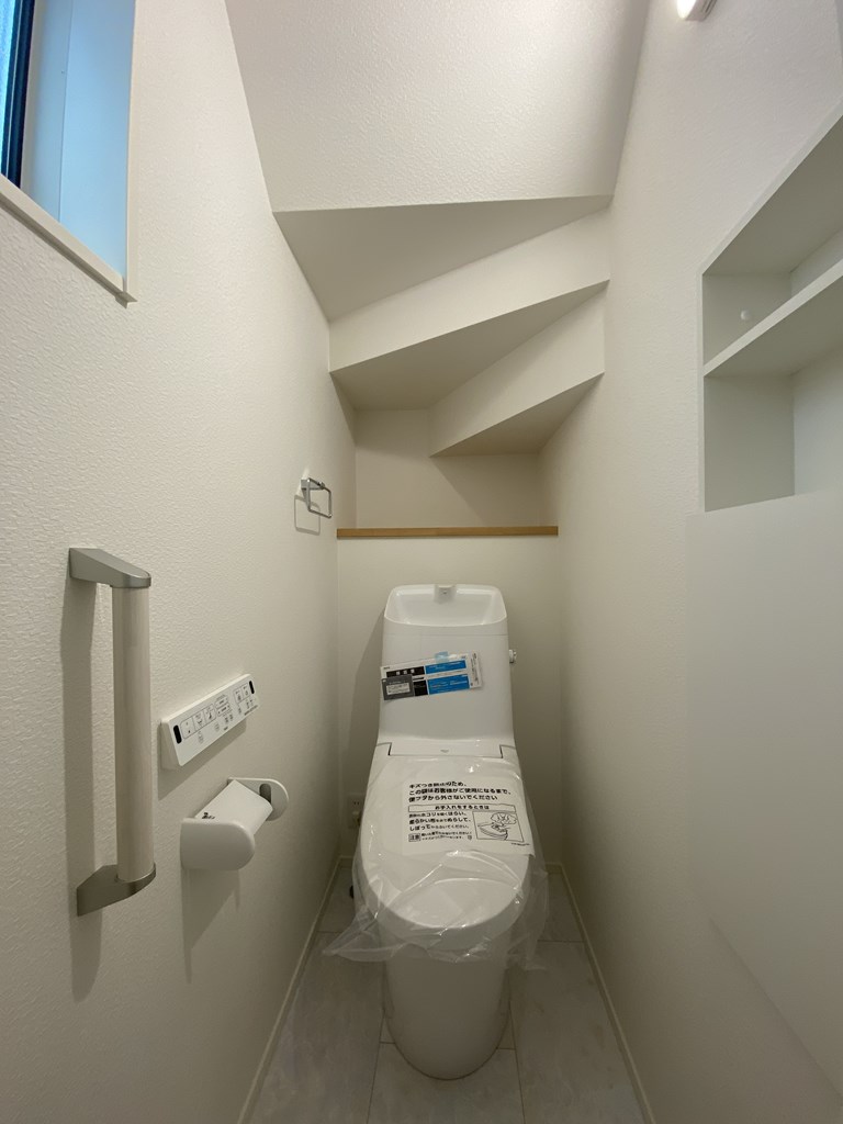 【１階トイレ】 1階のトイレは階段下にプランニングされています。