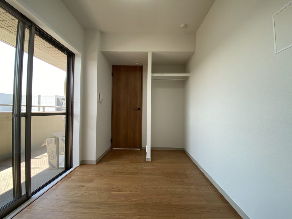 【洋室】 リビングに隣接する洋室の様子です。洋室は3部屋あります。全てのお部屋に収納完備です。