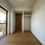 【洋室】 リビングに隣接する洋室の様子です。洋室は3部屋あります。全てのお部屋に収納完備です。