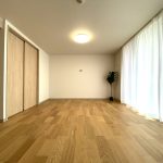 【リビング】 南向きバルコニーからの光が室内に入ります。風通しも良好で快適にお過ごしいただけます。