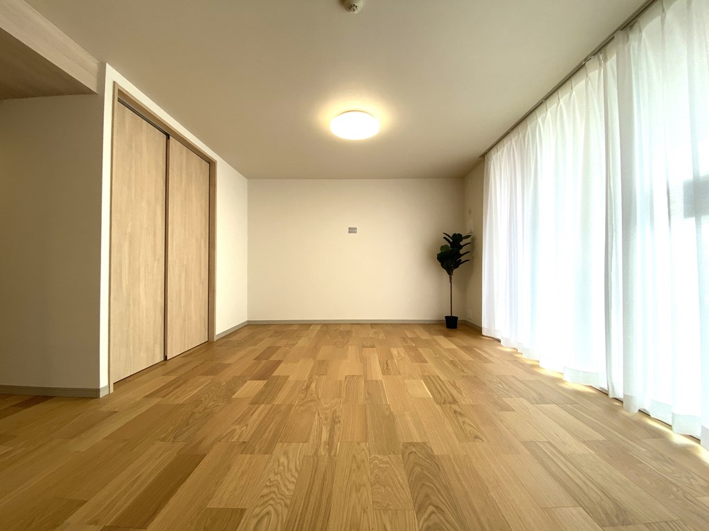 【リビング】 南向きバルコニーからの光が室内に入ります。風通しも良好で快適にお過ごしいただけます。