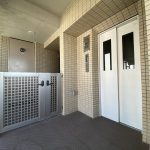 【玄関ポーチ】 広い玄関ポーチがあるので、まるで戸建てのような印象です。