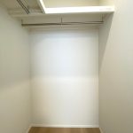 【ウォークインクローゼット】 L型のハンガーパイプ仕様なので使いやすくて大容量。たくさんの洋服やバッグを収納していただけます。
