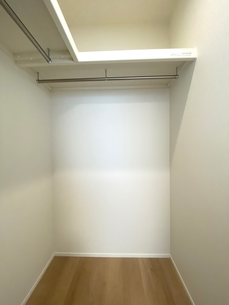 【ウォークインクローゼット】 L型のハンガーパイプ仕様なので使いやすくて大容量。たくさんの洋服やバッグを収納していただけます。
