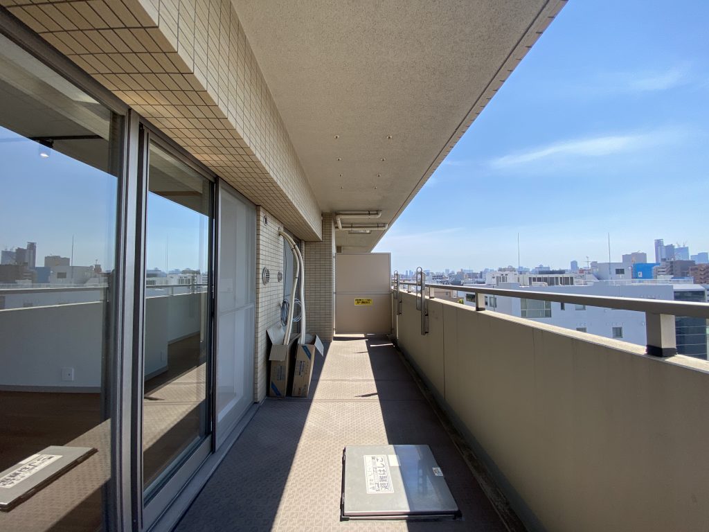 【バルコニー】 10階建て8階のお部屋のバルコニー。日当たりも風通しも良好、眺望も素敵です。