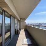 【バルコニー】 10階建て8階のお部屋のバルコニー。日当たりも風通しも良好、眺望も素敵です。