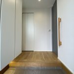 【玄関】 大型のシューズボックスがある玄関。ご家族みなさんの靴を収納していただけます。シューズボックスの下には照明も埋め込まれています。間接照明で素敵な雰囲気を演出します。