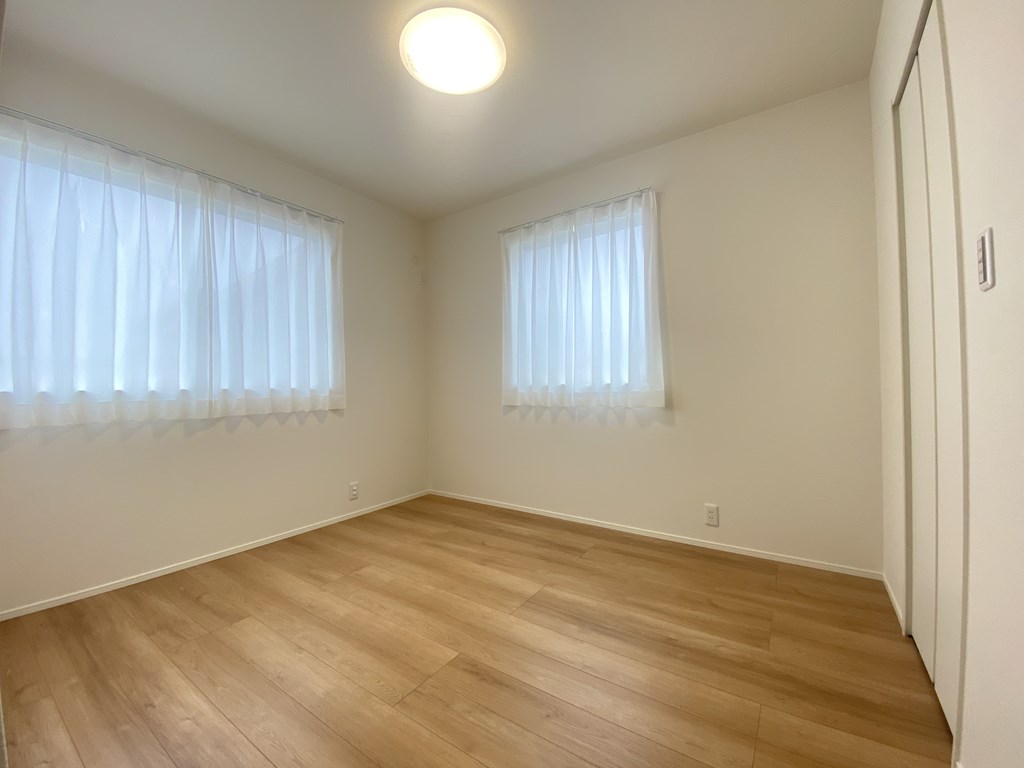 【洋室】 2階の洋室は3部屋あります。全てのお部屋に収納完備。全てウォークインクローゼットがついています。