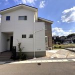 【現地】 柏市松ケ崎中古戸建ては、大型分譲地にある木造2階建て住宅です。2024年3月28日築、4LDKの間取り。太陽光発電、エコキュート、オール電化などの設備が備わっています。