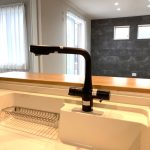 【キッチン水栓】 キッチン水栓はブラックでスタイリッシュな印象です。