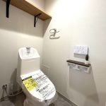 【トイレ】 清潔感のあるトイレはウォシュレット一体型になっています。棚板付きなので収納にお使いいただけます。