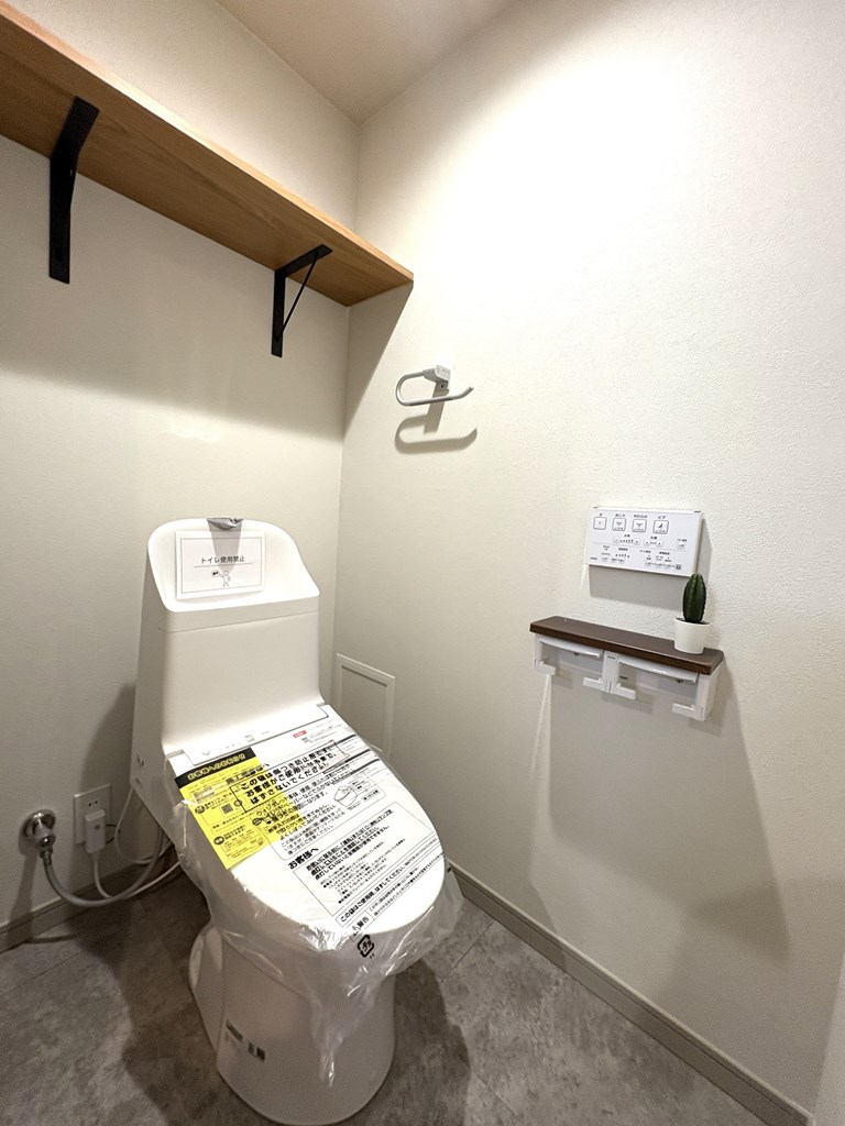 【トイレ】 清潔感のあるトイレはウォシュレット一体型になっています。棚板付きなので収納にお使いいただけます。