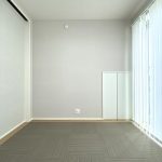 【洋風和室】 1階の洋風和室の様子です。モダン仕様なのでお部屋全体がスタイリッシュな印象に仕上がっています。