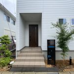 【エントランス】 エントランスの様子です。玄関には戸建て用のポスト一体型宅はボックスがあります。不在時にも荷物が受け取れるので安心です。