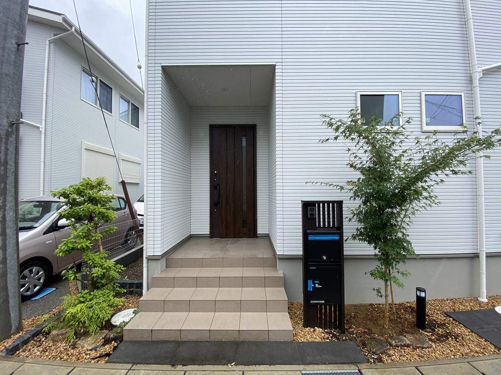 【エントランス】 エントランスの様子です。玄関には戸建て用のポスト一体型宅はボックスがあります。不在時にも荷物が受け取れるので安心です。