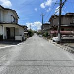 【前面道路】 西側の道路の様子。幅員は6mあります。