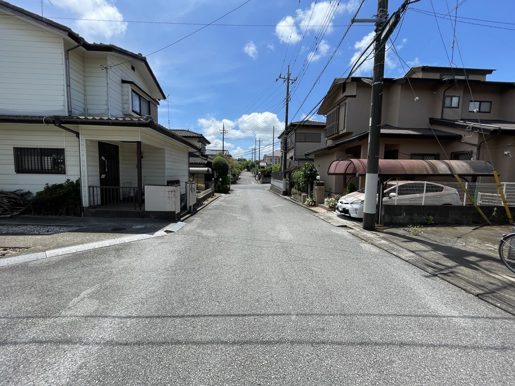 【前面道路】 西側の道路の様子。幅員は6mあります。