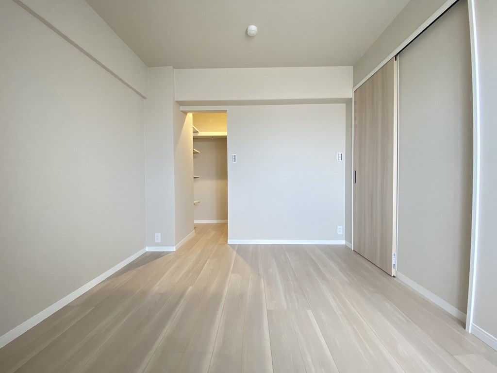 【洋室】 洋室は4部屋あります。全てのお部屋に収納がついています。
