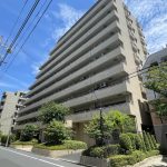 【外観】 ブラウン系のモザイクタイル貼りの外観が落ち着いた印象。3方向にバルコニーにある角部屋のご案内です。バルコニーからはスカイツリーや隅田川の花火大会が鑑賞できます。是非とも現地でご確認ください。