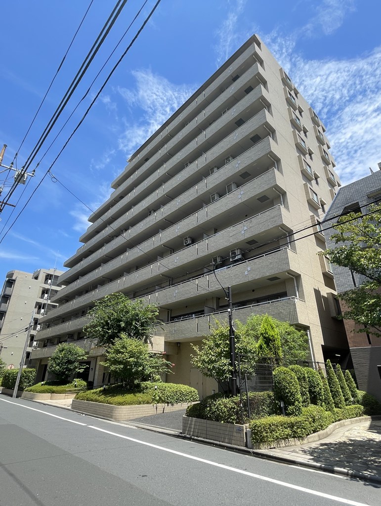 【外観】 ブラウン系のモザイクタイル貼りの外観が落ち着いた印象。3方向にバルコニーにある角部屋のご案内です。バルコニーからはスカイツリーや隅田川の花火大会が鑑賞できます。是非とも現地でご確認ください。