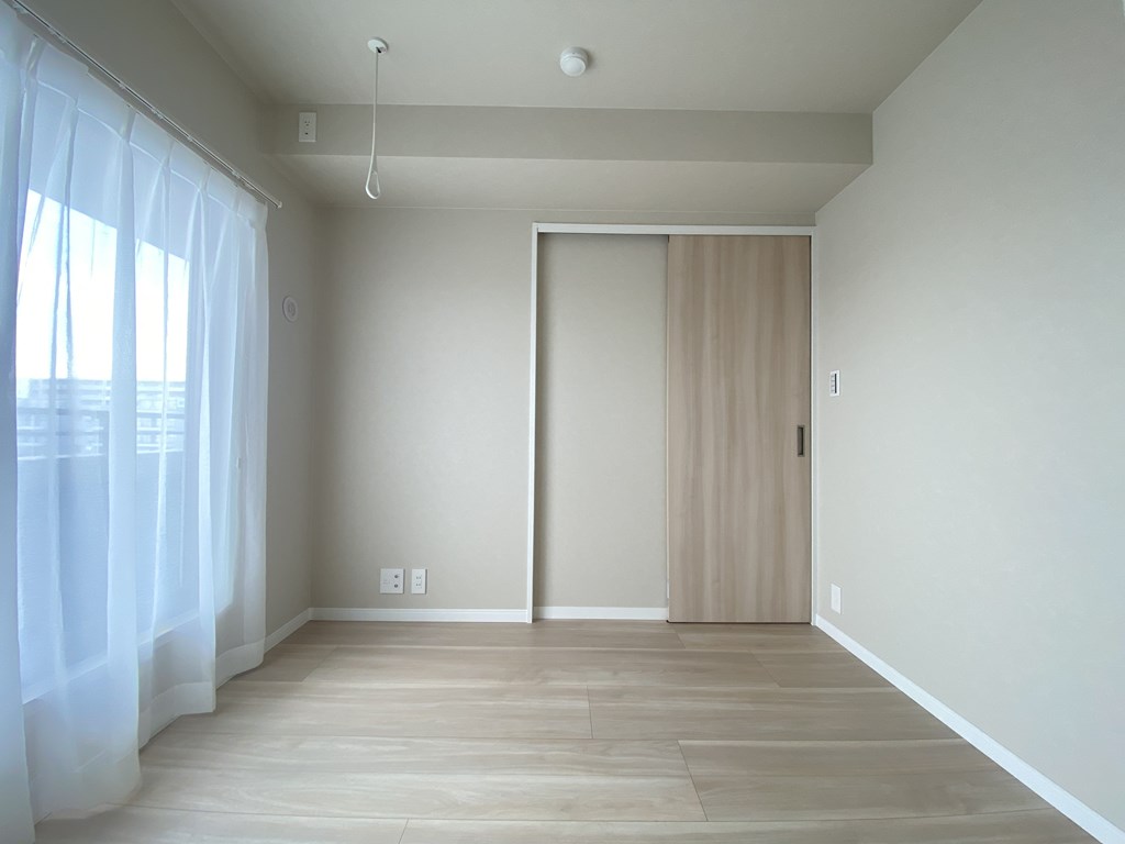 【洋室】 洋室は4部屋あります。全てのお部屋に収納がついています。