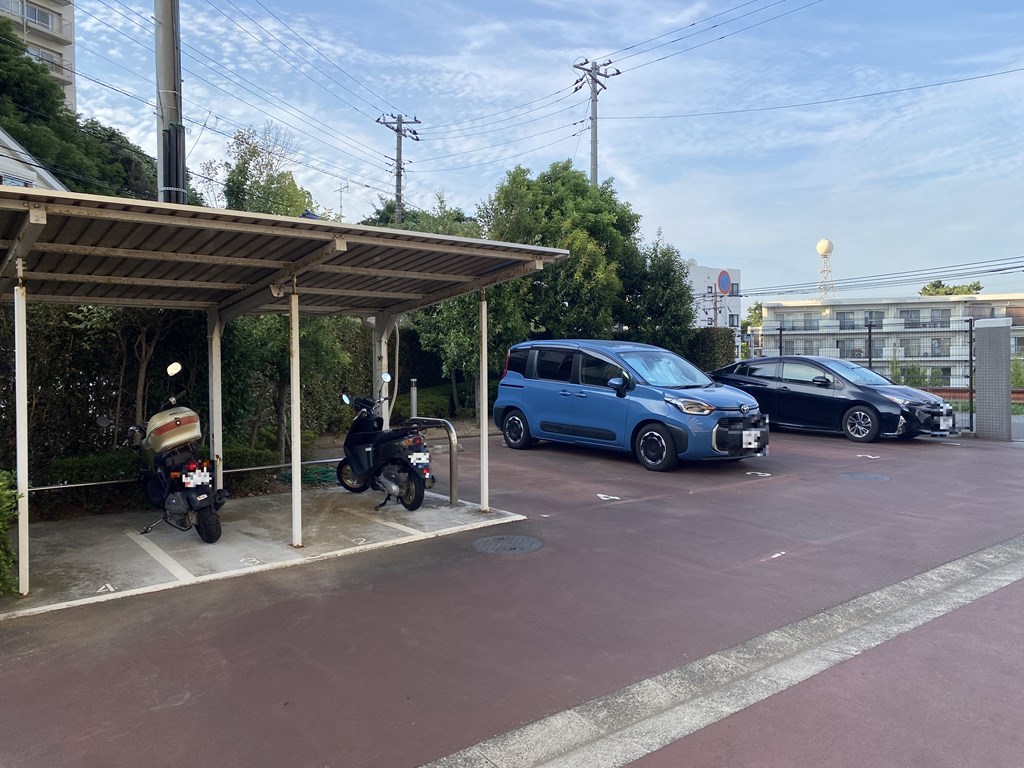 【バイク置き場】 バイク置き場の様子です。月額　1000円。空き状況は随時ご確認ください。